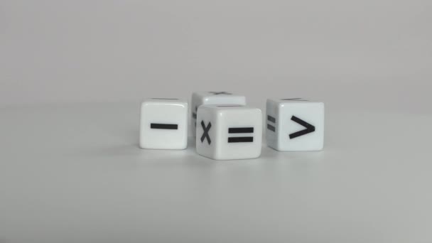 Τέσσερα λευκά ζάρια με μαθηματικά σύμβολα. Επιχειρηματική ιδέα με μικρογραφία. - Πλάνα, βίντεο