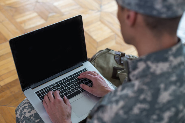Soldato con in mano un portatile. Concetto di educazione militare
. - Foto, immagini