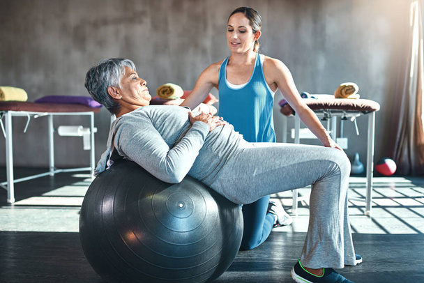The senior years dont have to be the sedentary years. a senior woman working out with her physiotherapist - Foto, Imagem