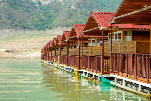 Плавучий курорт на озере техри, Плавучий курорт на озере техри, Уттаракханд, Индия. Мальдивы Индии. Озеро Техри в Уттаракханде, Индия - Фото, изображение