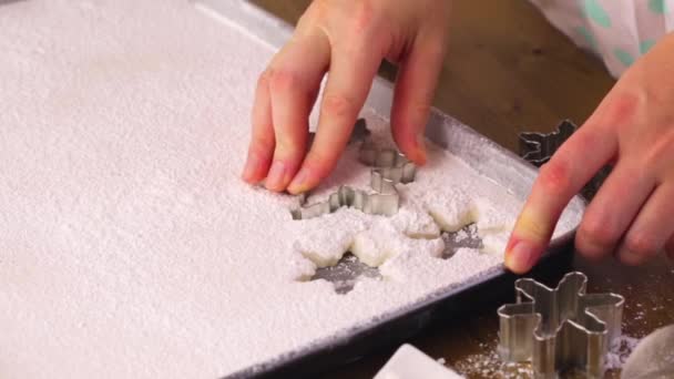 Maken van marshmallows in vormen van sneeuwvlokken - Video