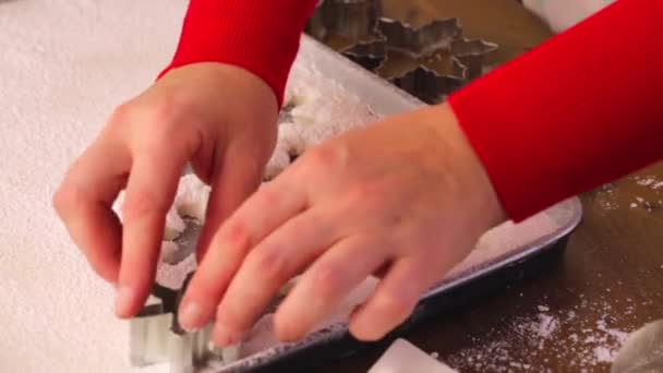 Κάνοντας marshmallows σε σχήματα νιφάδες χιονιού - Πλάνα, βίντεο