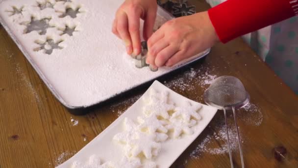 Dělat marshmallows v obrazcích sněhových vloček - Záběry, video