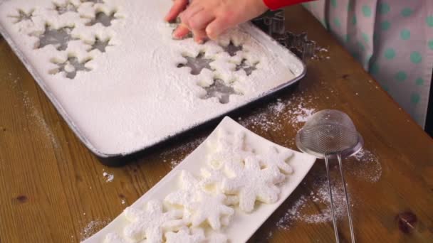Κάνοντας marshmallows σε σχήματα νιφάδες χιονιού - Πλάνα, βίντεο