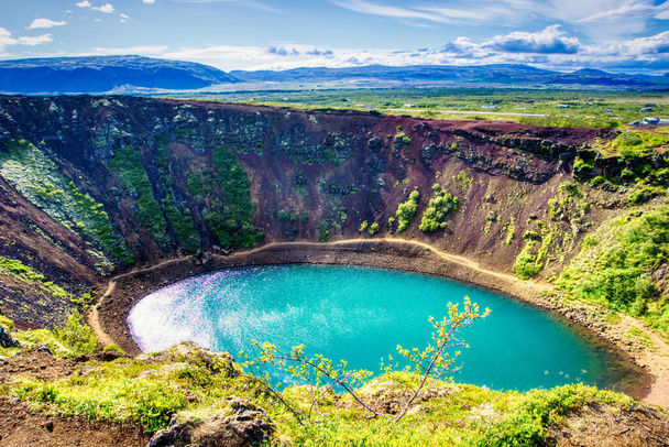 Kerid - вулканический кратер с озером внутри, Исландия - hdr фотография - Фото, изображение