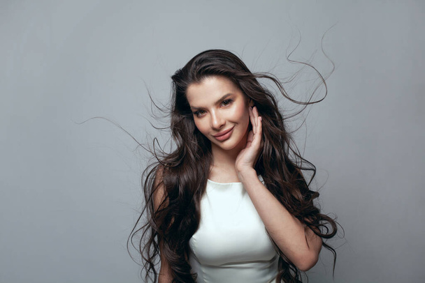 Aranyos mosolygós nő hosszú selymes haj fehér háttér - Fotó, kép