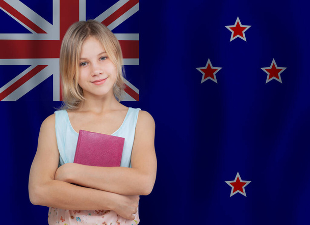 Csinos szőke tinédzser lány diák portré Új-Zéland zászlós háttér. Oktatás és iskola Új-Zéland koncepciója - Fotó, kép