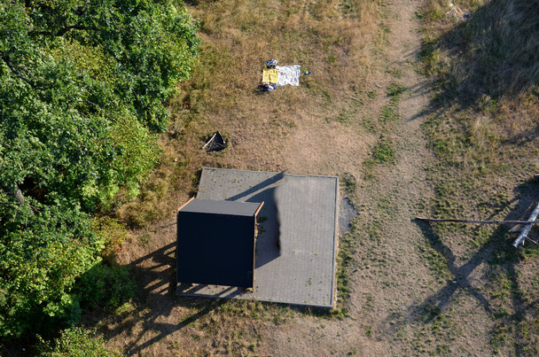 rest cabin, tourist shelter on the meadow. view from a drone. blankets for camping. camping and sensual games. lovers had a romantic moment in the meadow. rolled blanket after making love - Foto, Imagem