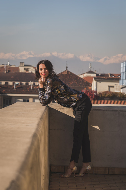 Portrait of a beautiful young brunette posing on a balcony - Foto, Imagem