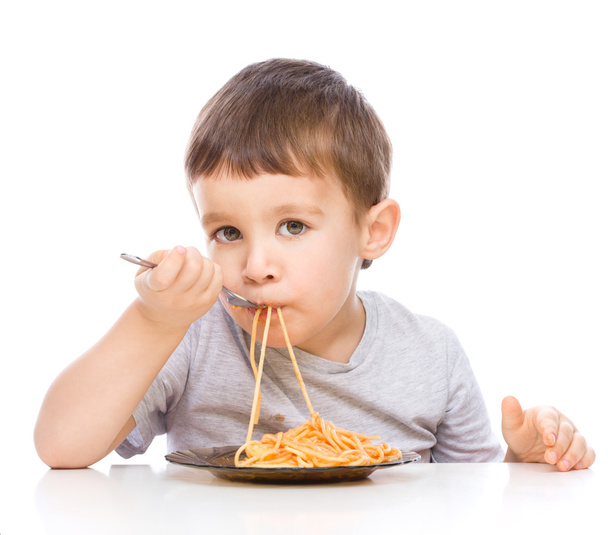 小さな男の子はスパゲッティを食べてください。 - 写真・画像