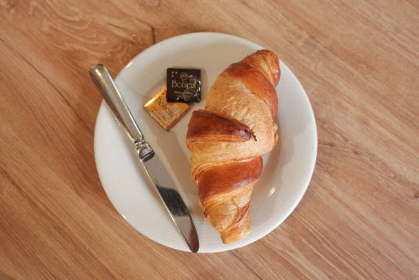 Simple breakfast of a croissant and some chocolate - Foto, Imagem
