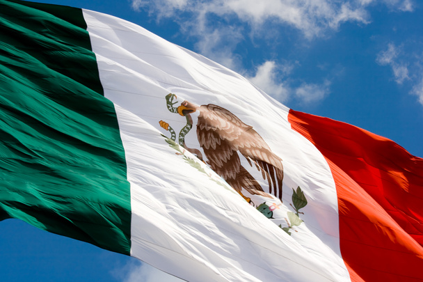 Bandera de México en cielo azul
 - Foto, Imagen