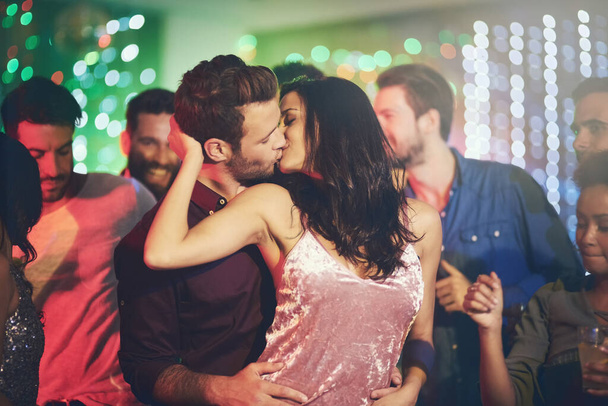 Його щаслива ніч. лагідна молода пара танцює на переповненому танцмайданчику в нічному клубі
 - Фото, зображення