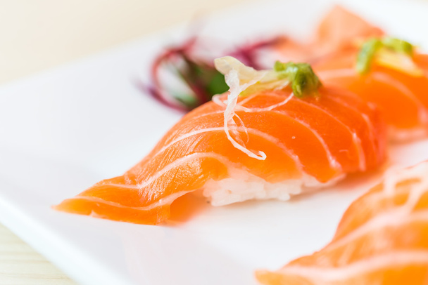 Sushi de salmão
 - Foto, Imagem