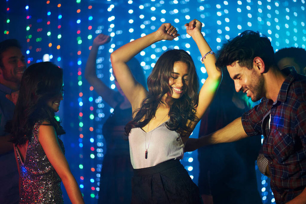 Обожаю эту песню. группа молодых людей веселится на танцполе в ночном клубе - Фото, изображение