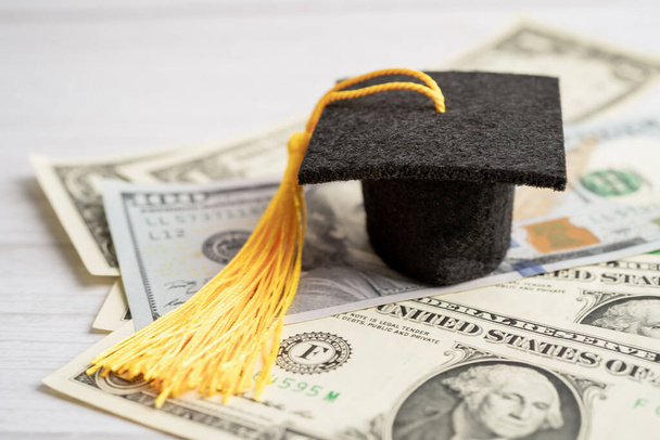 Graduation gap hat on US dollar banknotes money, Education study fee learning teach concept. - Foto, afbeelding