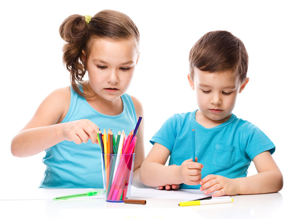 Pienet lapset piirtävät valkoiselle paperille
 - Valokuva, kuva