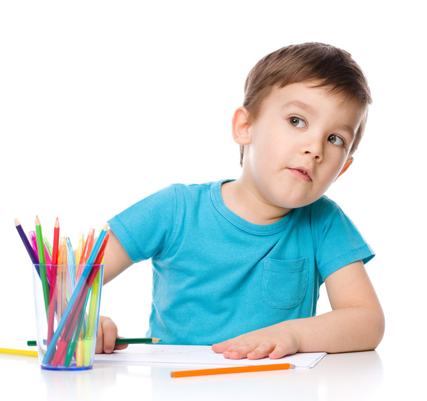 Милий хлопчик малює з використанням кольорових олівців
 - Фото, зображення