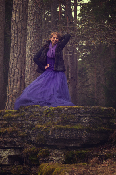 紫のドレスを持つフォレストの女性 - 写真・画像