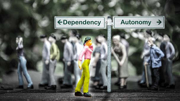 Calle Señale el Camino de la Dirección a la Autonomía versus la Dependencia
 - Foto, Imagen