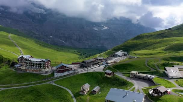 Kleine Scheidegg es un paso de montaña a una altura de 2.061 m, situado debajo y entre los picos Eiger y Lauberhorn en la región bernesa de Suiza. - Metraje, vídeo