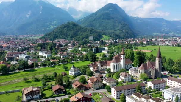 Légi felvétel Interlaken városáról Svájcban. Gyönyörű kilátás nyílik Interlaken város, Eiger, Monch és Jungfrau hegyek és a Thun-tó és Brienz. Interlaken, Bernese Oberland, Svájc. - Felvétel, videó