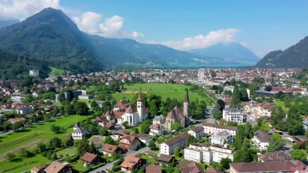 Letecký výhled na město Interlaken ve Švýcarsku. Krásný výhled na město Interlaken, Eiger, Monch a Jungfrau hory a na jezero Thun a Brienz. Interlaken, Bernese Oberland, Švýcarsko. - Záběry, video