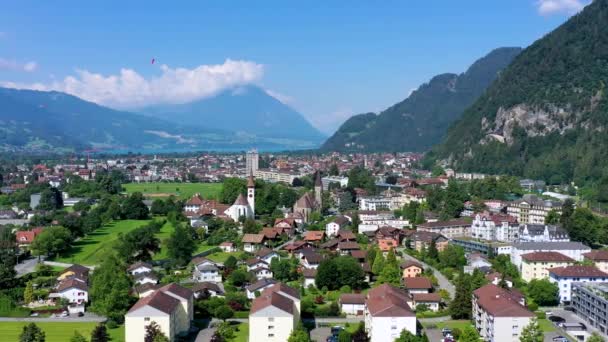 İsviçre 'deki Interlaken şehrinin hava manzarası. Interlaken kasabası, Eiger, Monch ve Jungfrau dağları ve Thun ve Brienz Gölü 'nün güzel manzarası. Interlaken, Bernese Oberland, İsviçre. - Video, Çekim