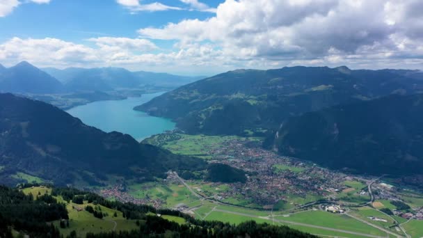 Όμορφη θέα λίμνη Brienz από Schynige Platte μονοπάτι σε Bernese Oberland, Καντόνιο της Βέρνης, Ελβετία. Δημοφιλή βουνό στις Ελβετικές Άλπεις που ονομάζεται Schynige Platte στην Ελβετία, εναέρια άποψη. - Πλάνα, βίντεο