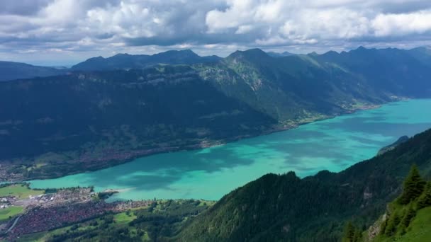 Piękny widok na jezioro Brienz ze szlaku Schynige Platte w Bernese Oberland, kanton Berno, Szwajcaria. Popularne góry w Alpach Szwajcarskich o nazwie Schynige Platte w Szwajcarii, widok z powietrza. - Materiał filmowy, wideo