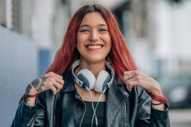 vörös hajú lány hosszú haj és városi stílus mosolygós boldog - Fotó, kép