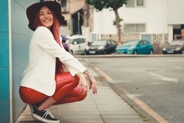 roodharige hipster met hoed op straat - Foto, afbeelding