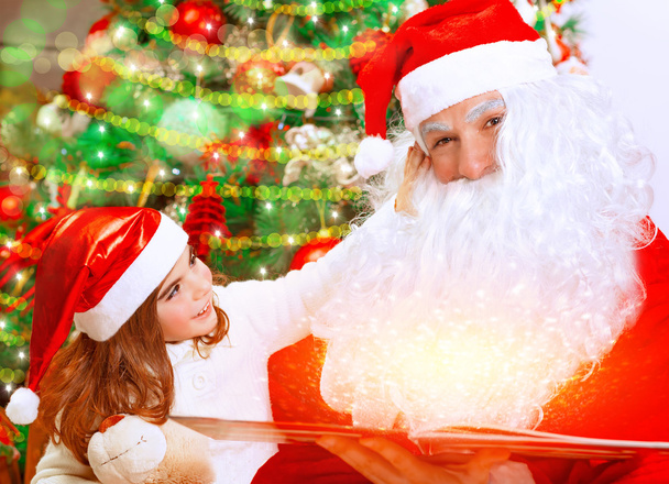 Noel Baba ile sevimli küçük kız  - Fotoğraf, Görsel