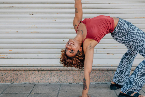 Mädchen übt modernen urbanen Tanz auf der Straße - Foto, Bild