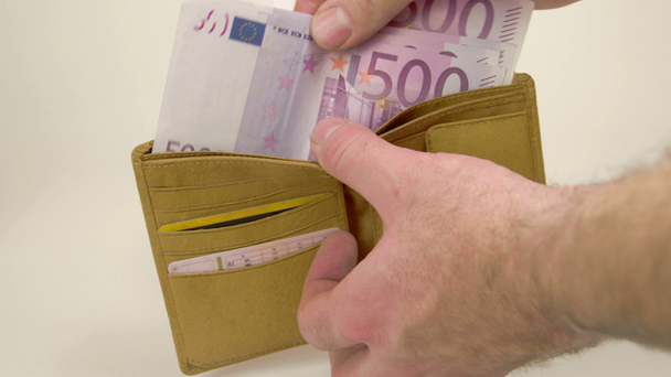 Hombre sacando los billetes de 2000 euros en la billetera
 - Metraje, vídeo
