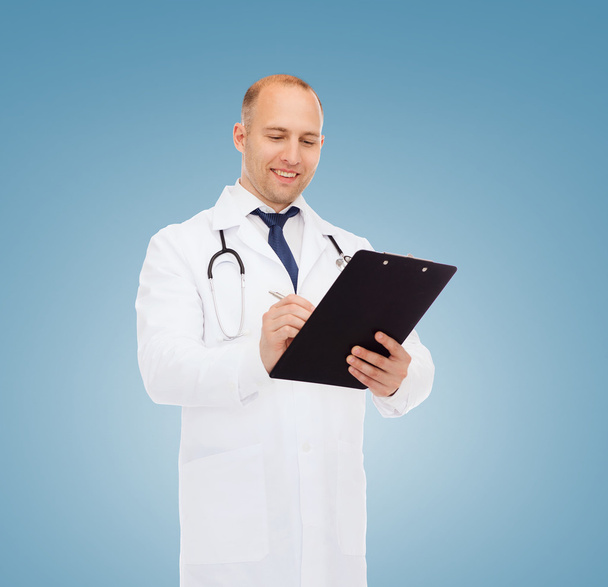 smiling male doctor with clipboard and stethoscope - Foto, immagini