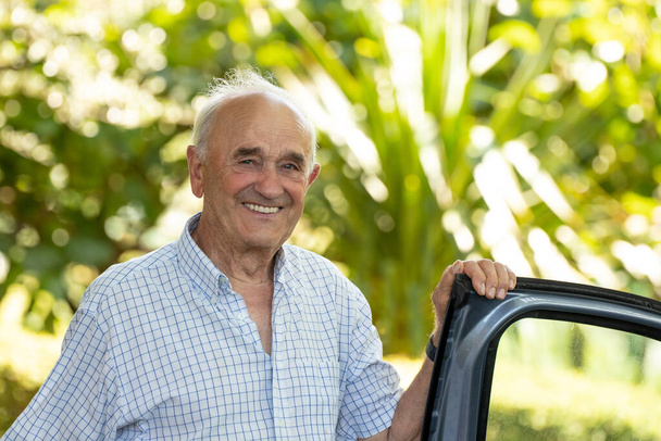 oudere senior man in de auto - Foto, afbeelding