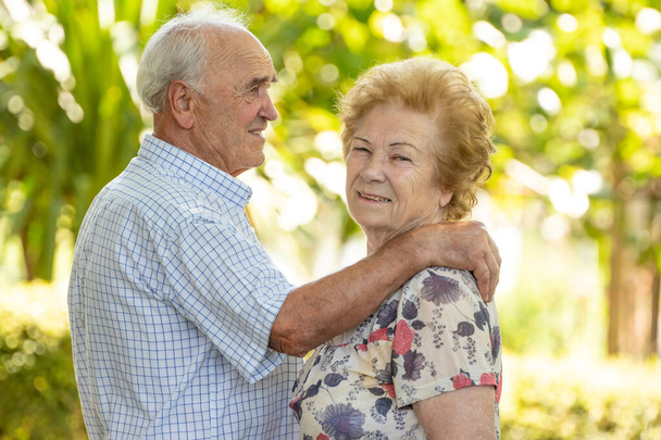 pareja mayor mayor abrazándose al aire libre - Foto, imagen