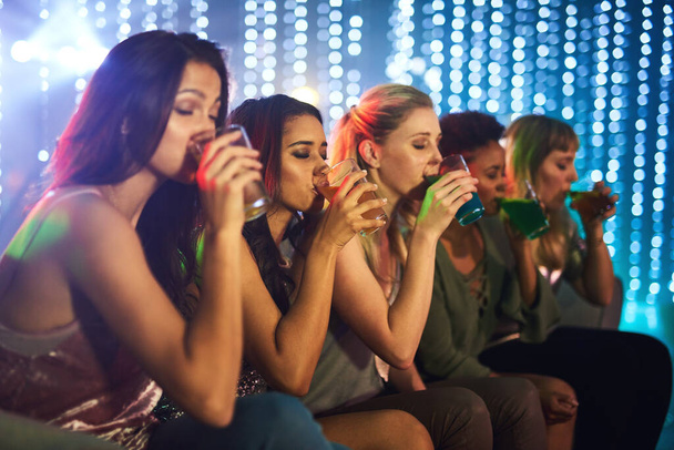 Випий. група молодих жінок п'ють коктейлі на вечірці
 - Фото, зображення