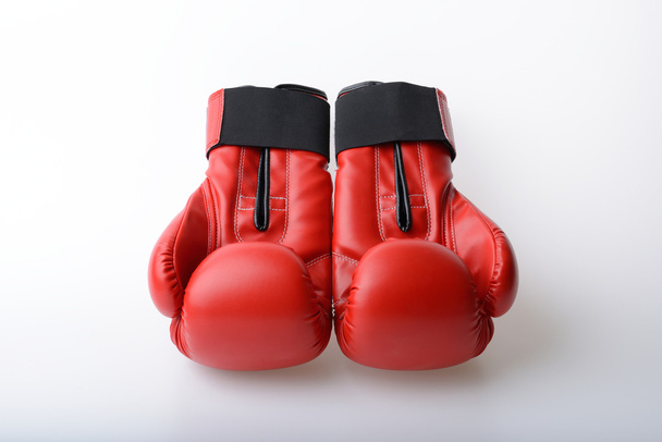 Ζεύγος από κόκκινα δερμάτινα γάντια πυγμαχίας που απομονώνονται σε λευκό - Φωτογραφία, εικόνα
