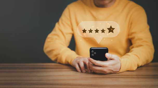 Muž používající smartphone v hodnocení servisu zkušenosti s aplikací. Online průzkum spokojenosti zákazníků. - Fotografie, Obrázek