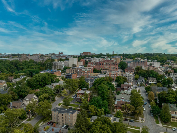 Αεροφωτογραφία του κέντρου της Ιθάκης Νέα Υόρκη με σύγχρονες πολυκατοικίες, Ivy League σχολείο Πανεπιστήμιο Cornell και συννεφιασμένο ουρανό κοντά στο Finger Lakes (Cayuga) - Φωτογραφία, εικόνα