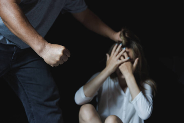 Huiselijk geweld concept, Gedeverzadigd grunge beeld van een vrouw die verdrietig en huilen zit. - Foto, afbeelding