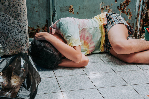 ホームレスの男は路上で眠る,バンコクタイ. - 写真・画像