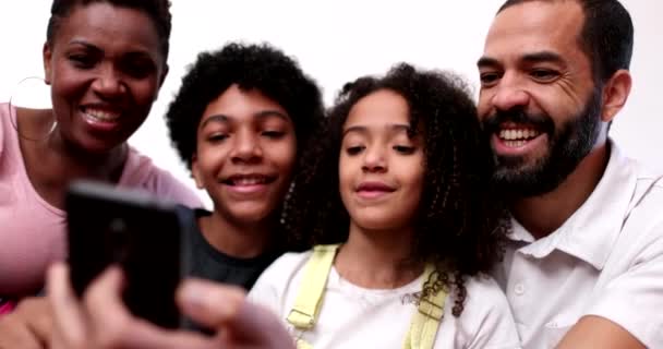 Mieszana etnicznie rodzina rasowa gapiąca się na smartfona - Materiał filmowy, wideo