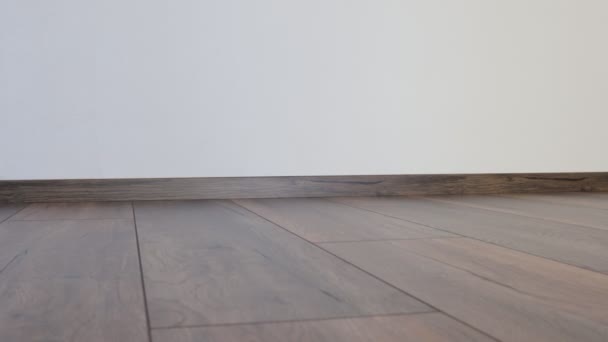 Novo piso laminado. Parquete laminado com textura de madeira marrom - Filmagem, Vídeo