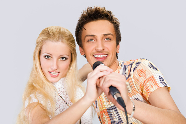 Atractiva pareja joven cantando
 - Foto, imagen