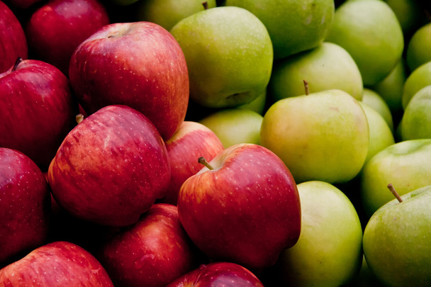 νωπά βιολογικά κόκκινα και πράσινα μήλα - Φωτογραφία, εικόνα