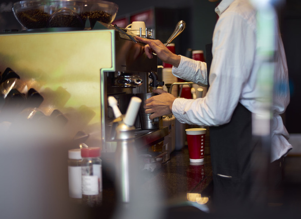 koffie winkel personeel stomen van de melk - Foto, afbeelding