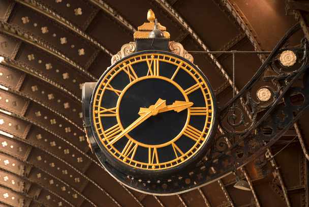 Античний залізничного вокзалу годинник - Фото, зображення